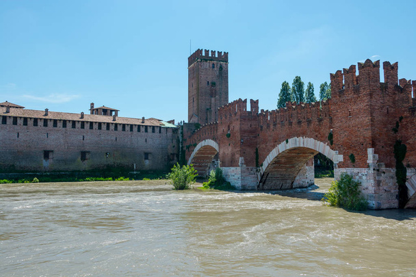 El Puente de Castel Vecchio y la Torre del Reloj, Murallas en Verona, Italia
.  - Foto, imagen