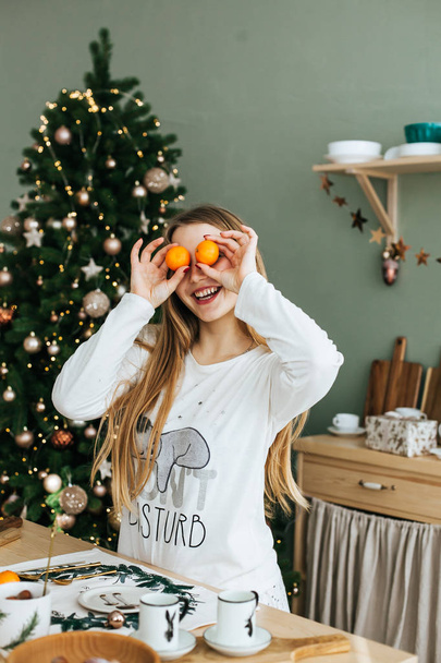 Beautiful woman in cozy Christmas atmosphere stock photo - Foto, afbeelding