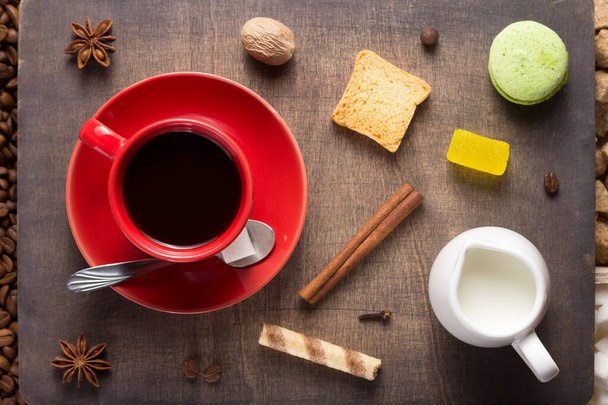 cup of coffee and beans on wooden background - Foto, Imagem