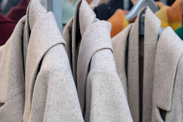 Vrouwen jas aan een hanger in een kledingwinkel - Foto, afbeelding