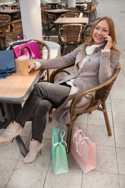 Nő élvezi a kávé vásárlás után - Fotó, kép