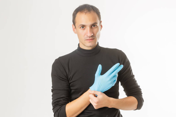 Homem vestindo luva cirúrgica de látex
 - Foto, Imagem