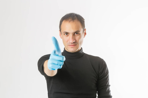 Homem vestindo luva cirúrgica de látex
 - Foto, Imagem