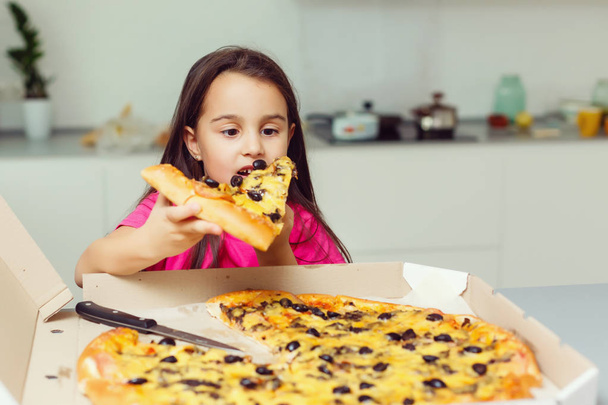 little girl with big pizza at home - Fotoğraf, Görsel
