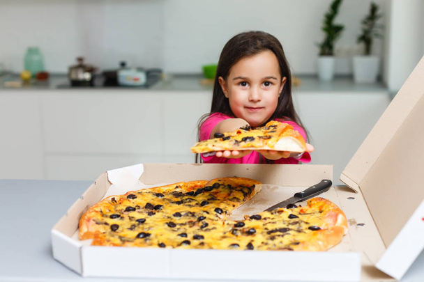 bambina con pizza grande a casa
 - Foto, immagini