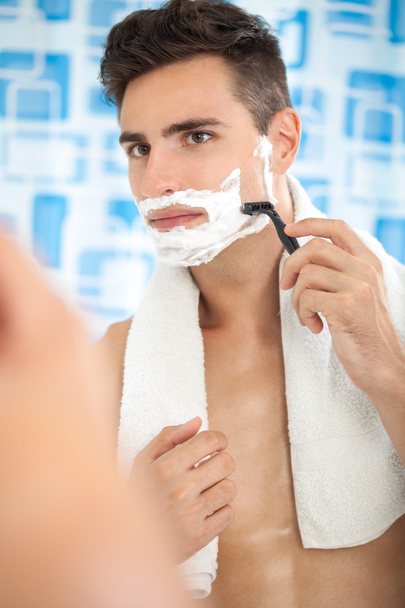 young man shaving in the bath - Valokuva, kuva