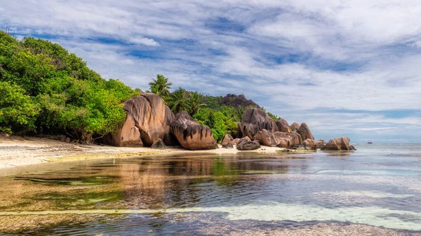 Playa exótica en la isla La Digue, Seychelles
. - Foto, Imagen
