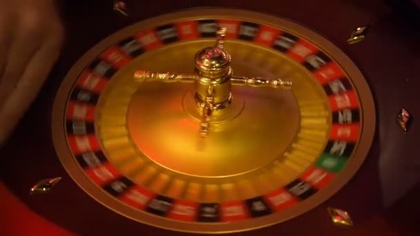 Kasino ruleta v pohybu s točícím se kolem a míč. Vítězné číslo 23 a barva Červená určuje ruleta kolo. Rozložení tabulky rulety za slabého světla - Záběry, video