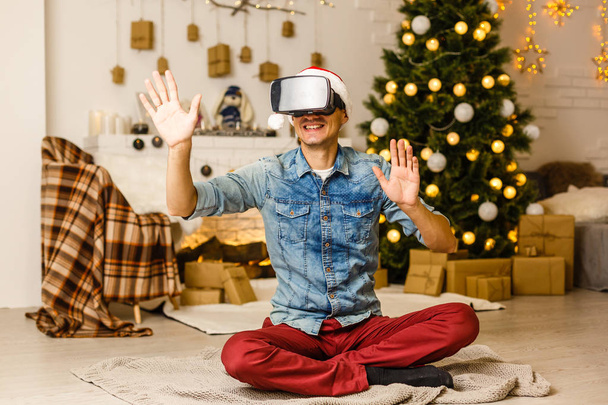 hombre en gafas 3D virtuales en Navidad
 - Foto, imagen