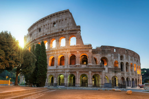 Rome, イタリアの日の出で有名なコロッセオ, - 写真・画像