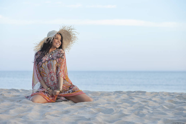 bella donna adulta felice mattina presto sulla spiaggia
 - Foto, immagini