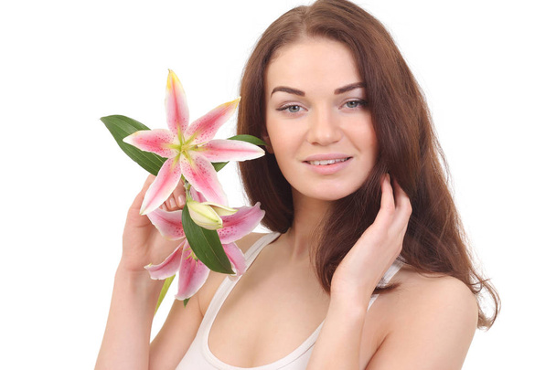 schoonheid gezicht van vrouw met lily bloem - Foto, afbeelding