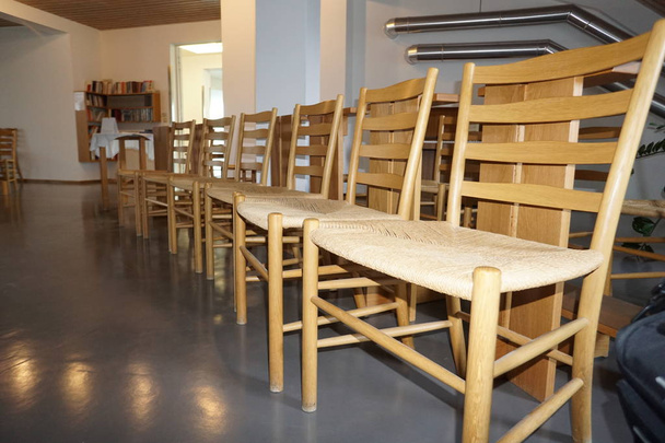 Bancs et chaises aux tables vous invitent à vous détendre et à vous détendre
 - Photo, image