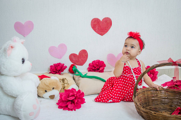 Dívka v červených šatech papírové květiny a srdce - Fotografie, Obrázek