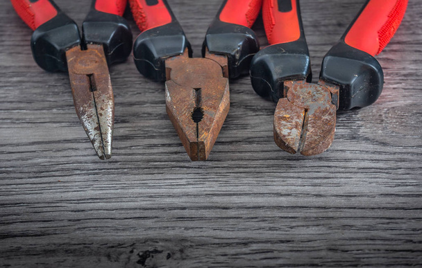 herramientas de mano oxidadas en el banco de trabajo
 - Foto, imagen