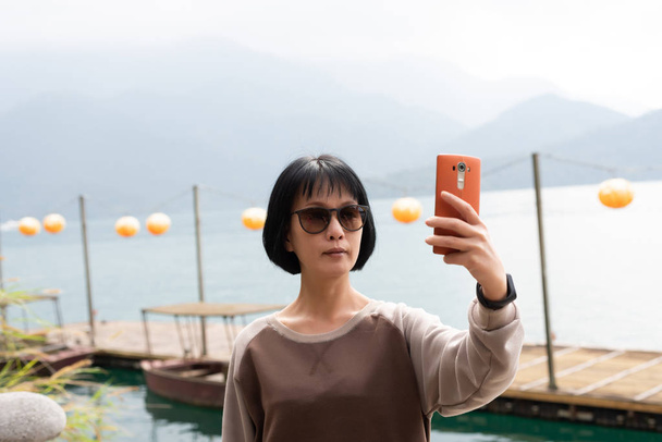 Asiatico donna selfie
 - Foto, immagini