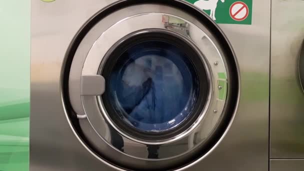 Industriële wasmachine in een openbare wasserette. - Video