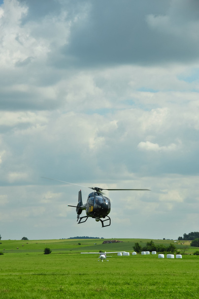Pieni helikopteri ilmassa
 - Valokuva, kuva