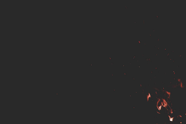 огненный лагерь языки пламени движения и искры ночью черный фон окружающей среды пустое пространство для копирования текста здесь
  - Фото, изображение