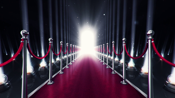 abstrakte Animation der langsamen Bewegung auf dem roten Teppich mit Glühbirnen für Projektoren auf glänzendem Boden und fallenden Partikeln, die auf dem Hintergrund flackern. Animation einer nahtlosen Schleife  - Filmmaterial, Video