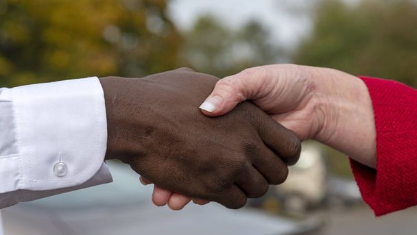 イギリス、イギリスのアンドーバー。2019年10月。握手をするカップル - 写真・画像