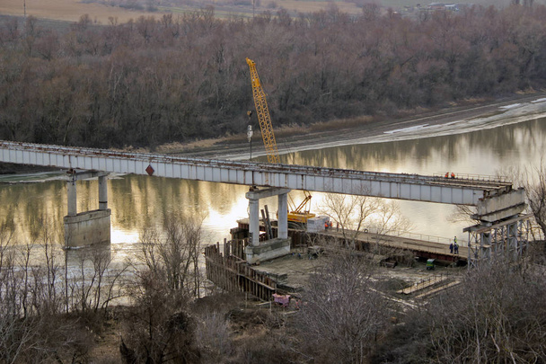 Bouw van de brug. Locatie-brug over de Kuban, tussen het Krasnodar Territorium en de Republiek Adygea. Gemaakt uit de stad Ust-Labinsk - Foto, afbeelding