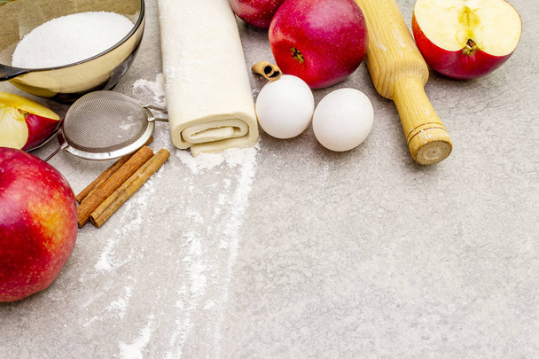 アップルパイの材料ベーキングコンセプト。シナモン、小麦粉、砂糖、卵と新鮮なリンゴ。石の背景で調理プロセス,トップビュー - 写真・画像