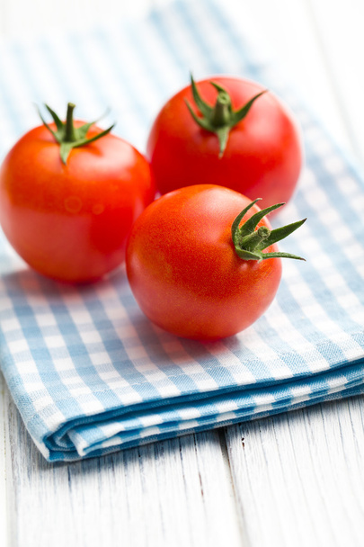 red tomatoes on napkin - 写真・画像