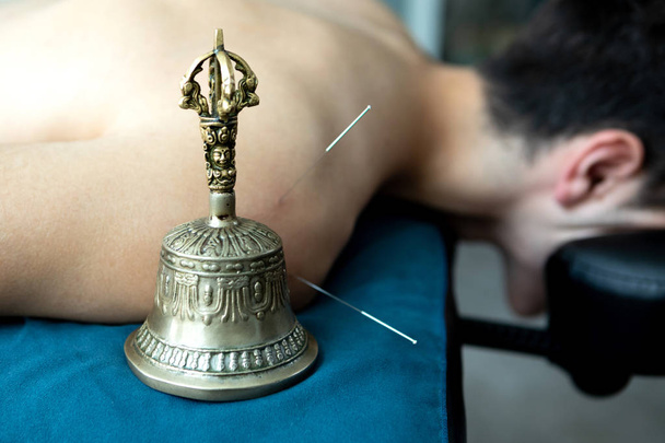 Junger Mann in einer Akupunktur- und Klangtherapie - Foto, Bild