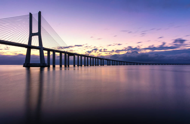 Мост Васко да Гама на рассвете в Лиссабоне, Португалия. Васко да Га
 - Фото, изображение