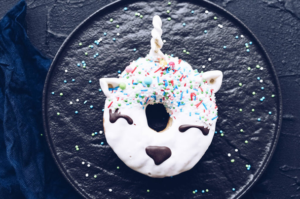 Unicorn donut over donkere achtergrond - Foto, afbeelding