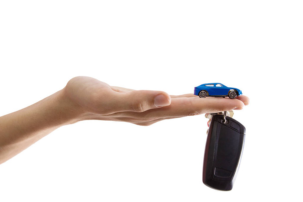 χέρι με το αυτοκίνητο και τα κλειδιά του οχήματος, έννοια αγοράζουν αυτοκίνητο - Φωτογραφία, εικόνα