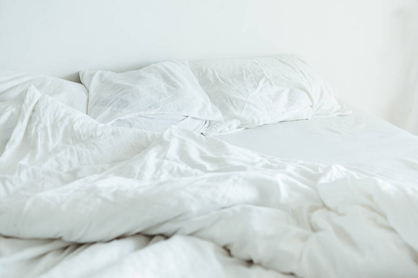 ліжко з білими листами крупним планом яскраве світло
 - Фото, зображення