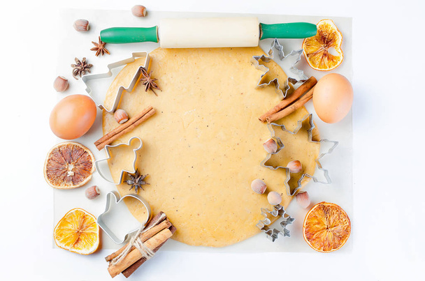 Cutting the gingerbread cookie dough for Christmas and New Year - Foto, afbeelding