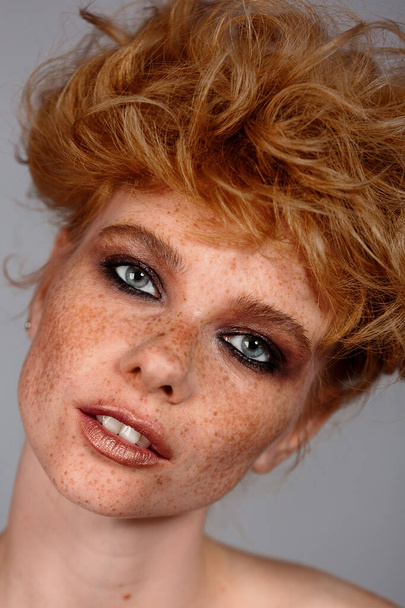 Closeup macro retrato do rosto feminino. Mulher humana meia-cara com maquiagem beleza dia. Menina com pele perfeita e sardas
. - Foto, Imagem