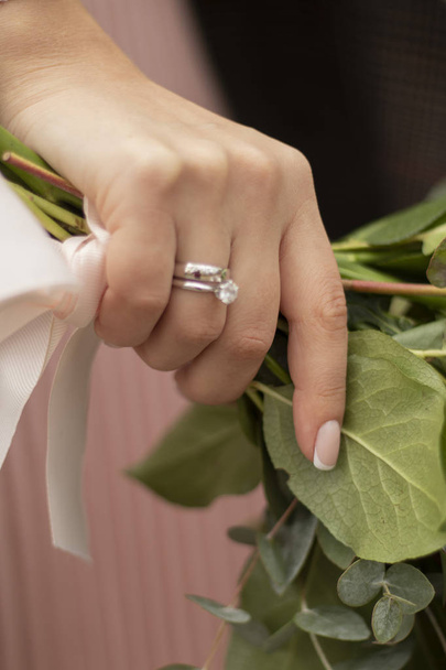 花嫁の手にバラの結婚式の花束 - 写真・画像