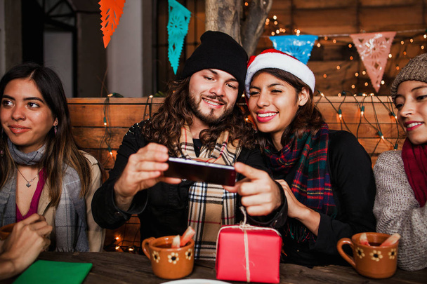 mexikanische Posada-Freunde feiern Weihnachten in Mexiko und haben Spaß beim Fotografieren - Foto, Bild