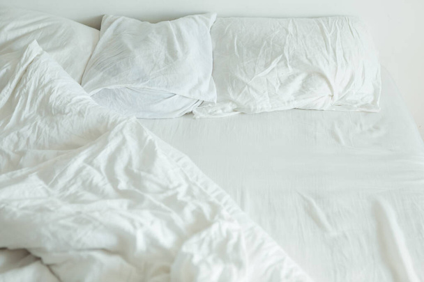 ágy fehér lepedő közel fényes fény - Fotó, kép