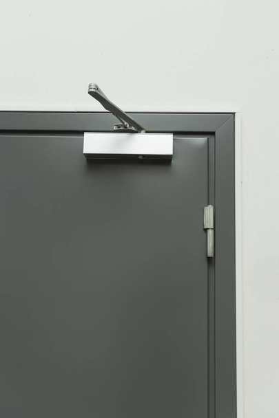 Close up widok z bardzo ciężkich aluminiowych drzwi komercyjnych bliżej. - Zdjęcie, obraz