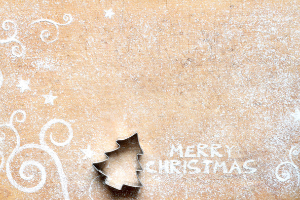 Fondo de comida navideña con molde de galletas y harina. Feliz inscripción de Navidad
  - Foto, imagen