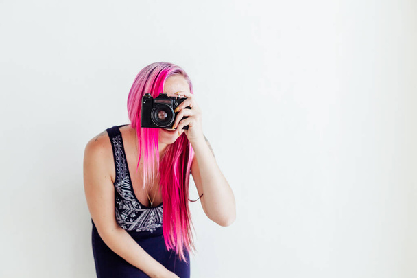 φωτογράφος κοπέλα με ροζ μαλλιά σε μια φωτογράφηση με μια φωτογραφική μηχανή 1 - Φωτογραφία, εικόνα