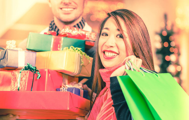 Paar kauft Weihnachtsgeschenke in Einkaufszentrum ein - Foto, Bild