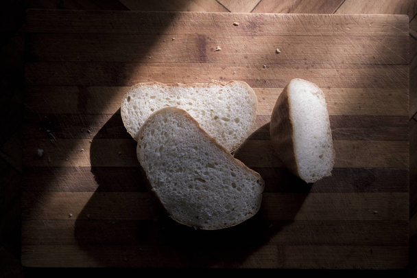 Brot auf dem Tisch vor dem Fenster. - Foto, Bild