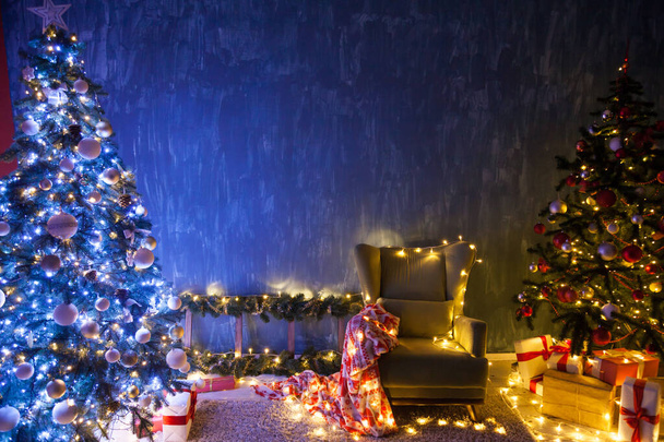 Weihnachtsbaum mit Geschenken Lichter Girlanden Neujahr festlichen Hintergrund - Foto, Bild