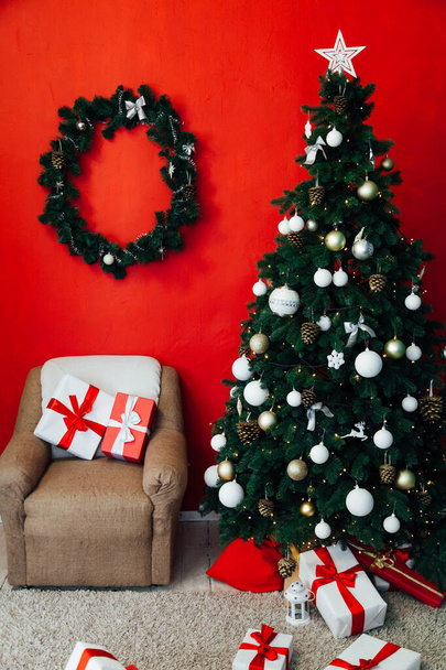 Navidad interior del hogar Árbol de Navidad regalos rojos año nuevo decoración fondo festivo - Foto, Imagen