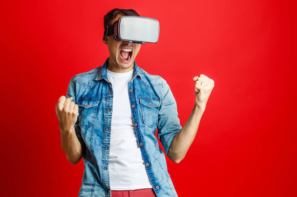 Homem usando óculos de realidade virtual - Foto, Imagem