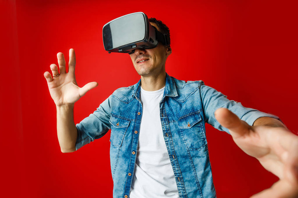 Man wearing virtual reality glasses - Фото, зображення