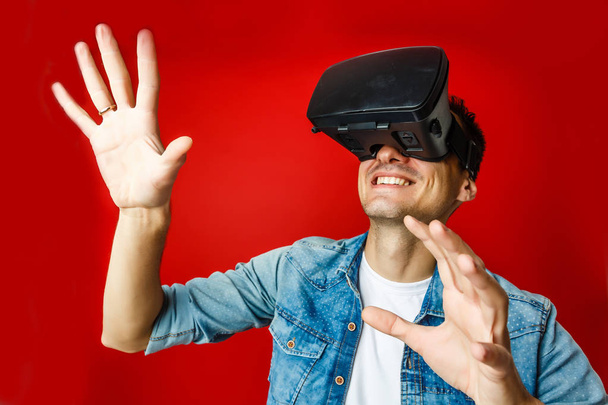 Hombre con gafas de realidad virtual - Foto, Imagen