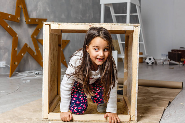 aranyos lány műhelyben fa konstrukció - Fotó, kép