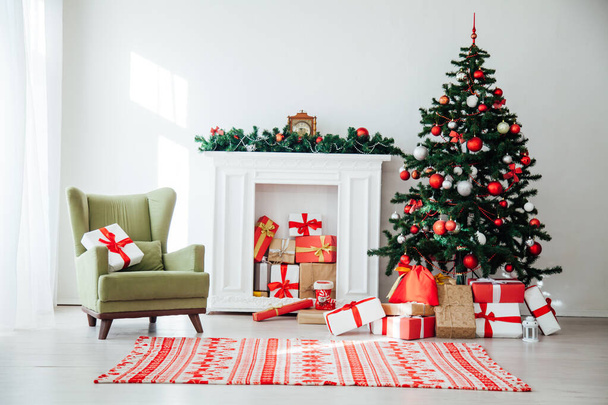Різдвяний домашній інтер'єр Різдвяна ялинка червоні подарунки новорічний декор фон
 - Фото, зображення
